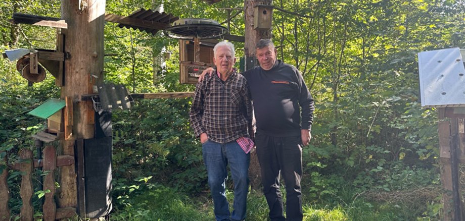 Karl-Heinz Althans und Kurt Sprenger vor der Vogelfutterstation