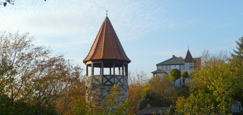 Gefangenenturm mit Wenigenburg im Hintergrund