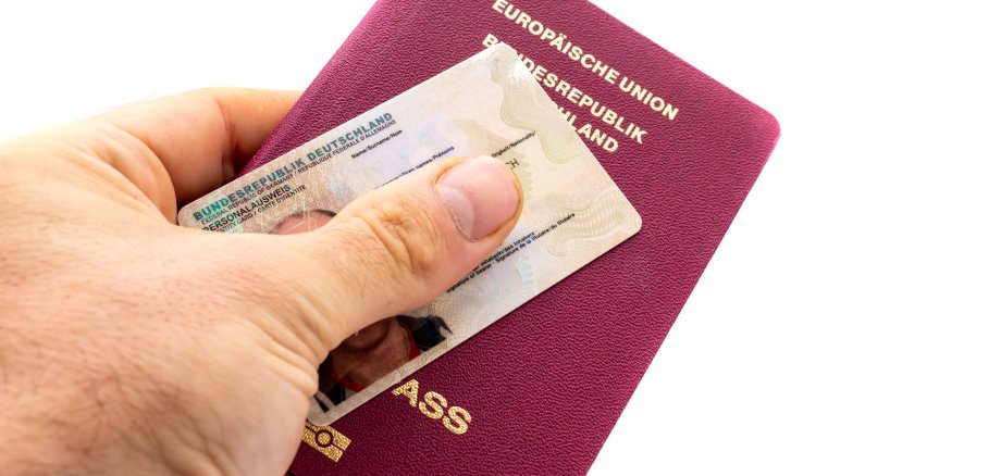 Deutscher Reisepass mit Ausweis isoliert auf weißen Hintergrund