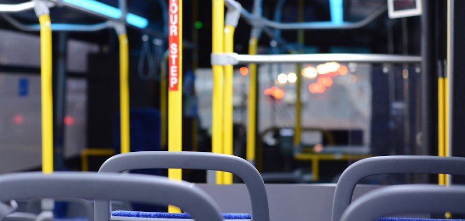 Sitze im Bus von hinten fotografiert.