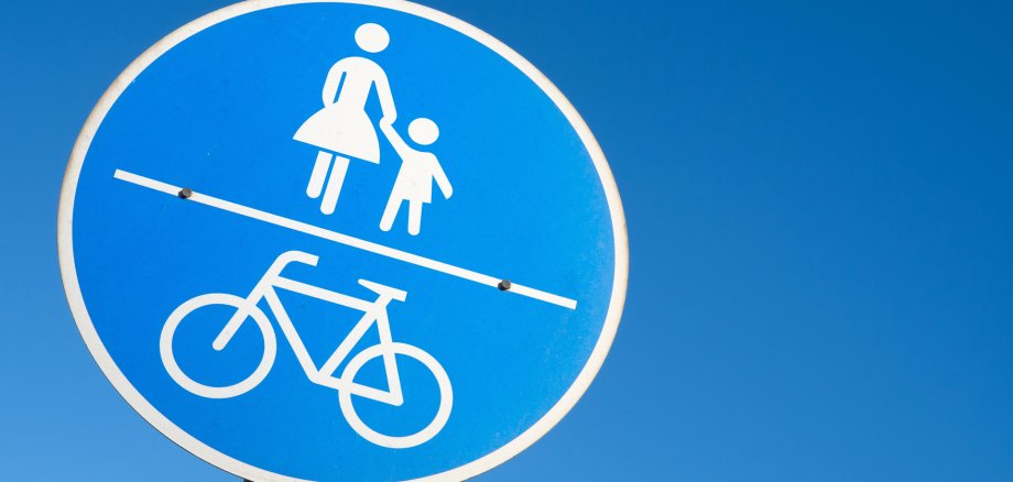Deutsches Verkehrszeichen: gemeinsamer Geh- und Radweg