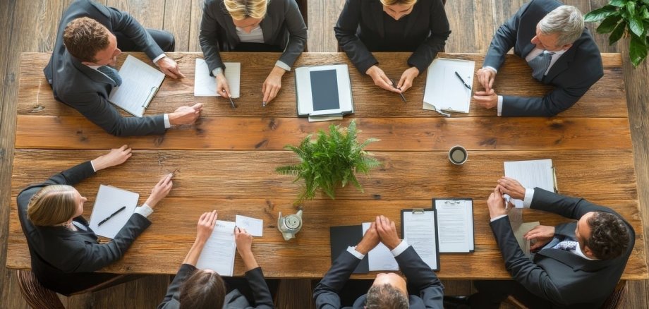 Menschen in Anzügen sitzen am Tisch