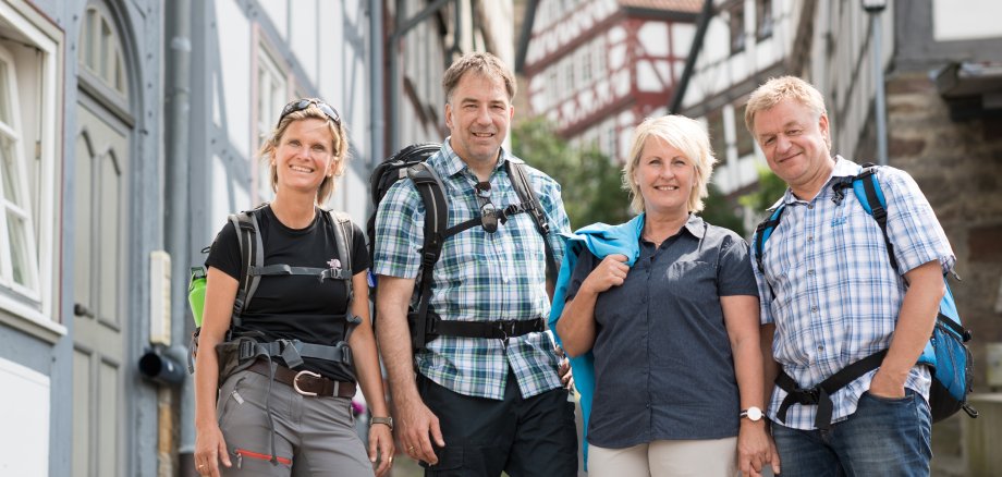 Zwei Männer und zwei Frauen mit Wanderrucksäcken in der Gudensberger Altstadt