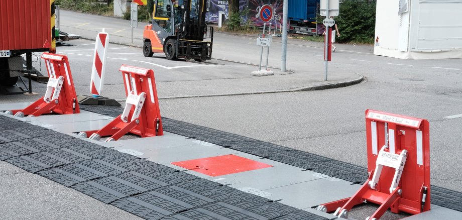 Mobile Fahrzeugsperre auf einer Straße mit einem abgeklappten Poller